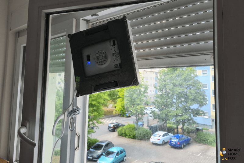 Der Ecovacs WINBOT W1 PRO reinigt im Test ein kleines Fenster im Arbeitszimmer
